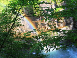 視点を変えると 輝く虹が（滝上から滝壷を見下ろす）